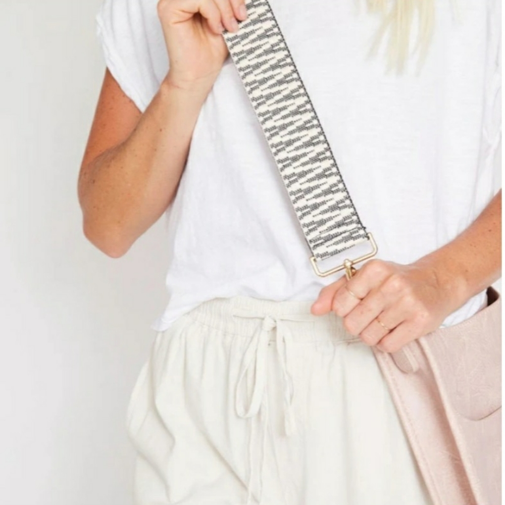 Social Threads Bag Strap Zig Zag Black White